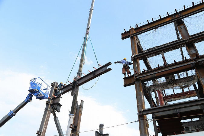 足場工事、高い所に作業員